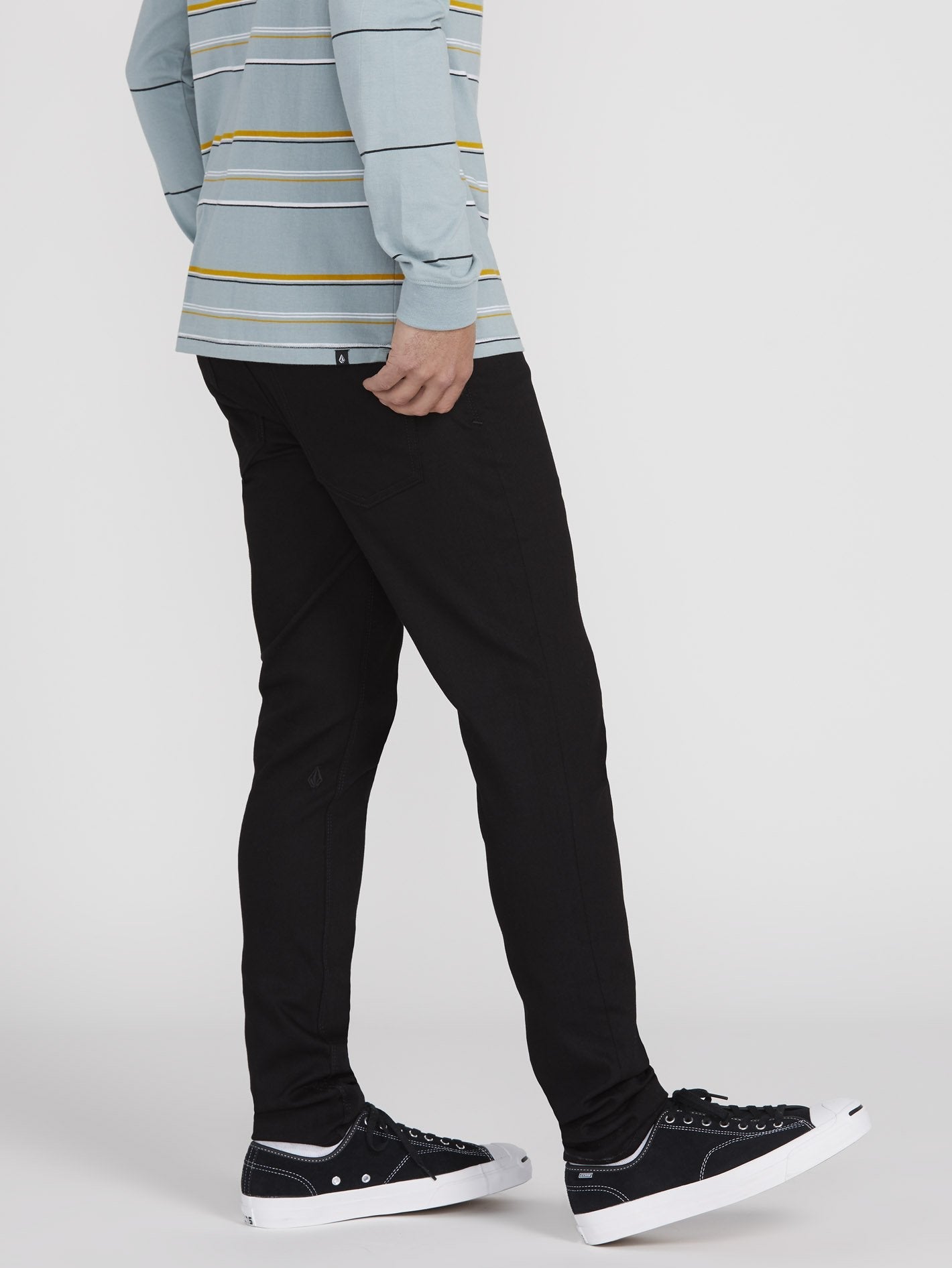 2X4 Tapered Denim - SCHWARZ AUF SCHWARZ