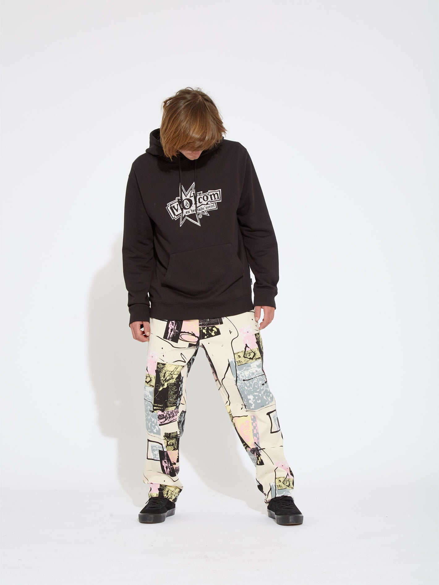 V Entertainment Hoodie – SCHWARZ