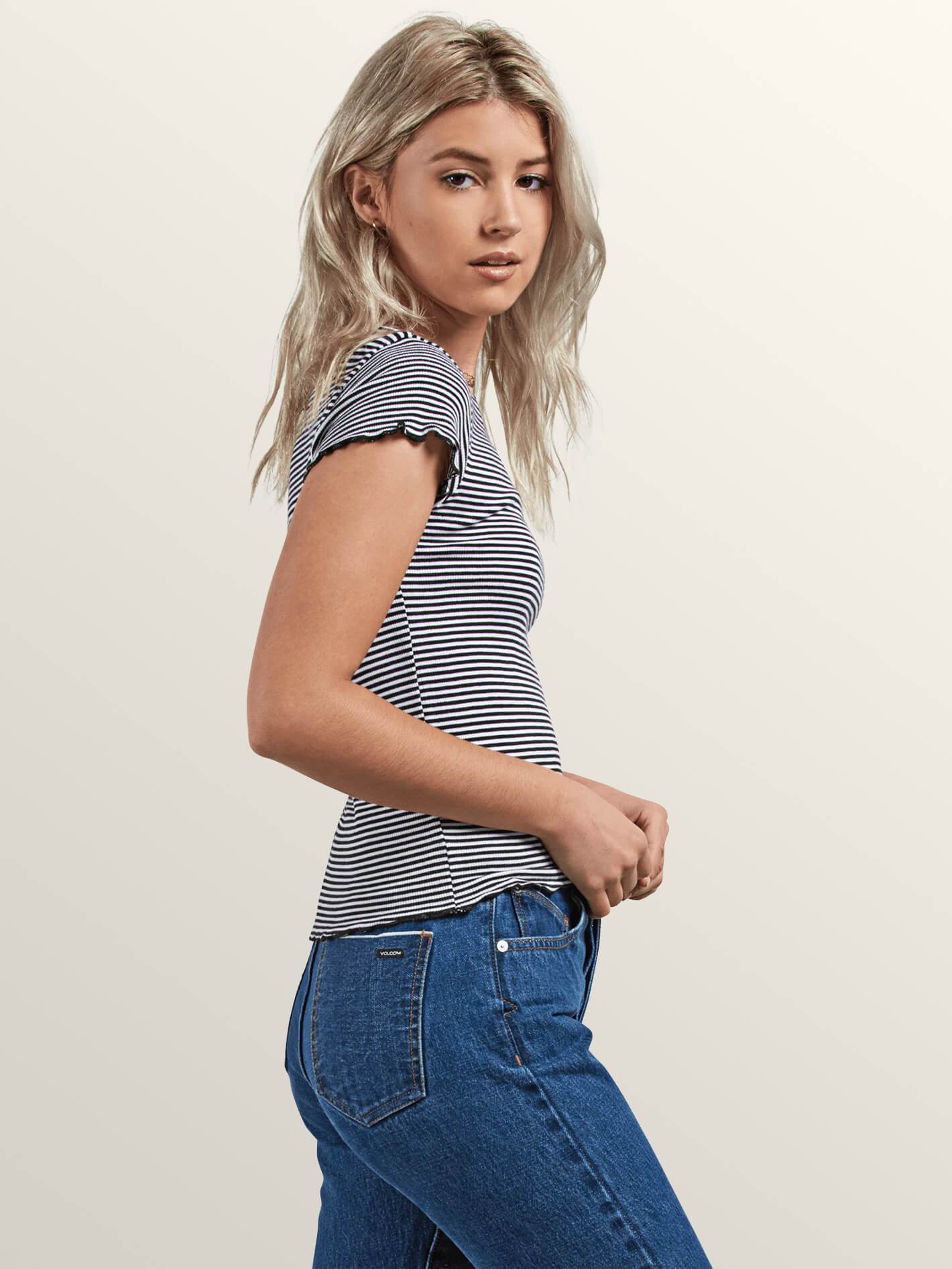 Colder Shoulder T-Shirt – Schwarze Kombination