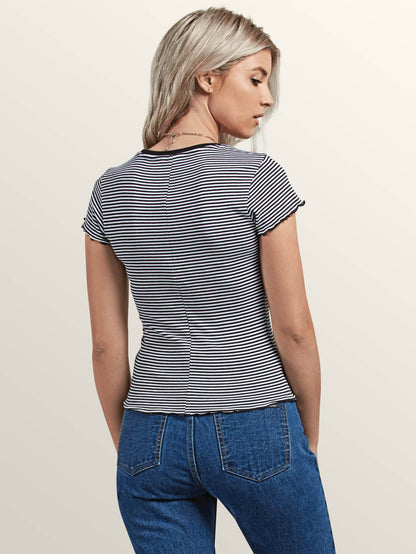 Colder Shoulder T-Shirt – Schwarze Kombination