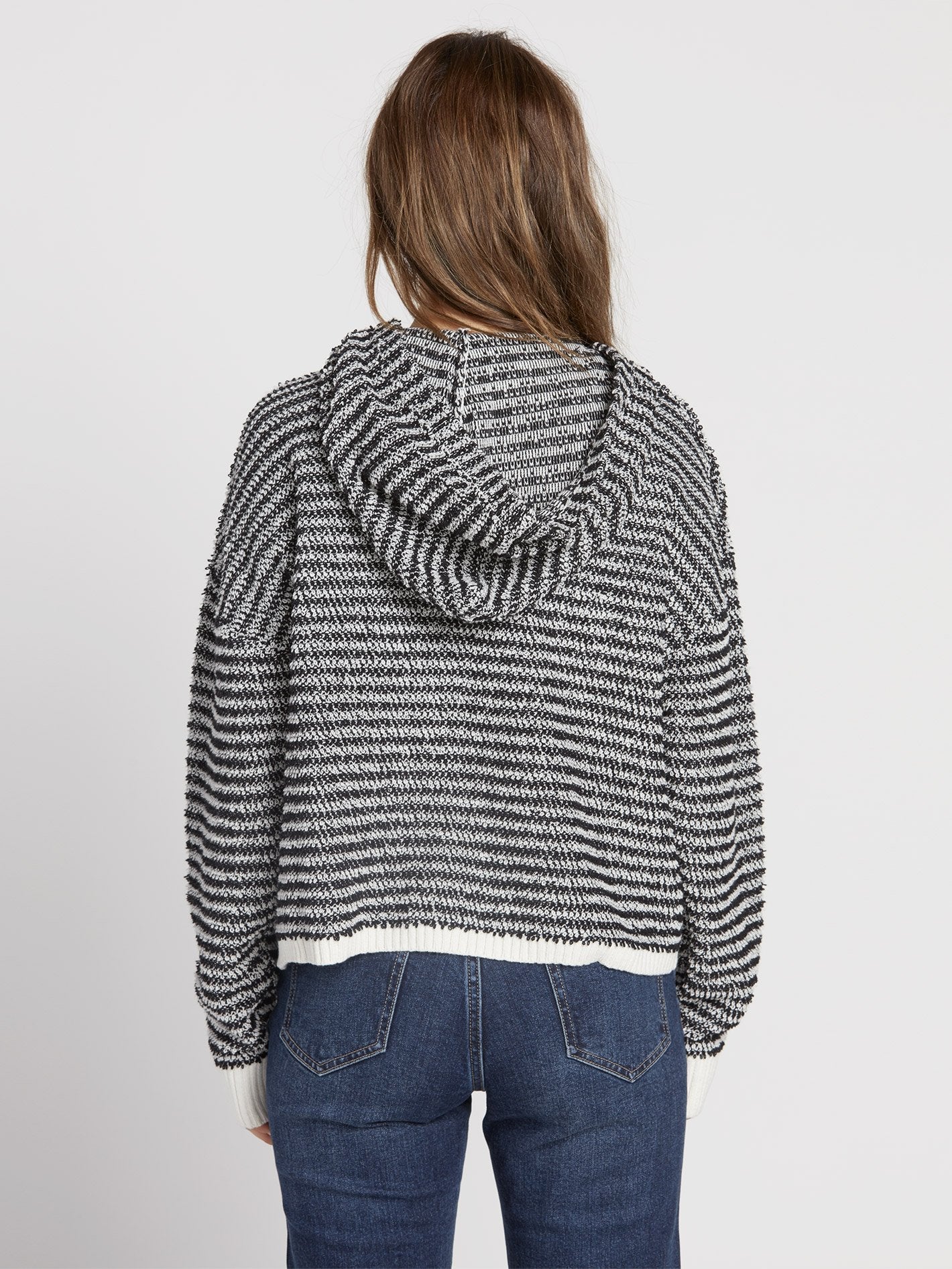 Pullover mit gebrochenen Buchstaben – Schwarze Kombination