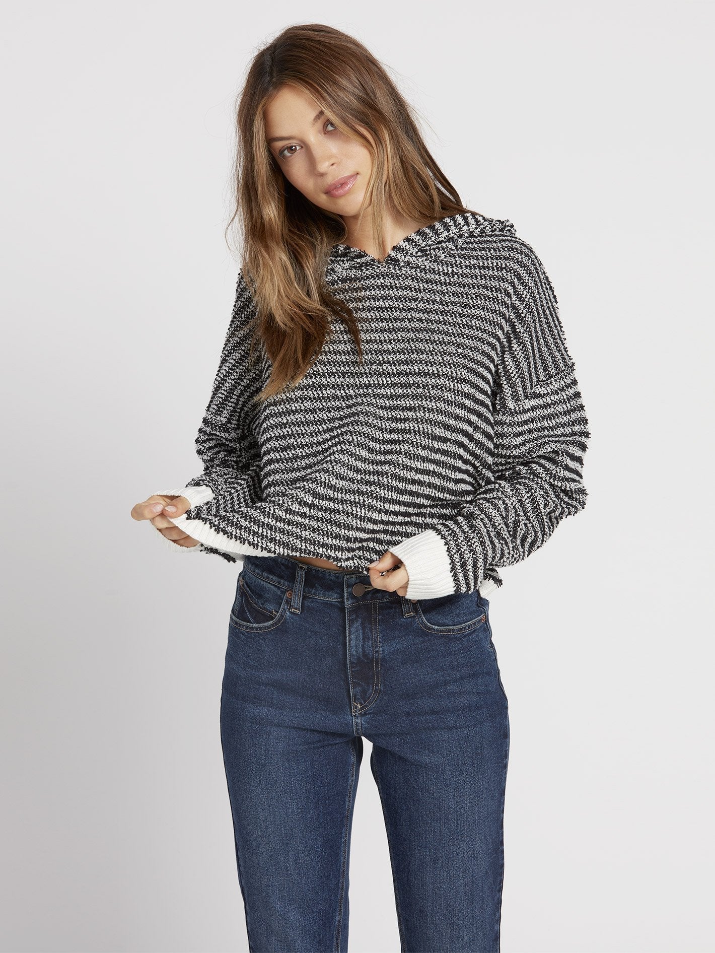 Pullover mit gebrochenen Buchstaben – Schwarze Kombination