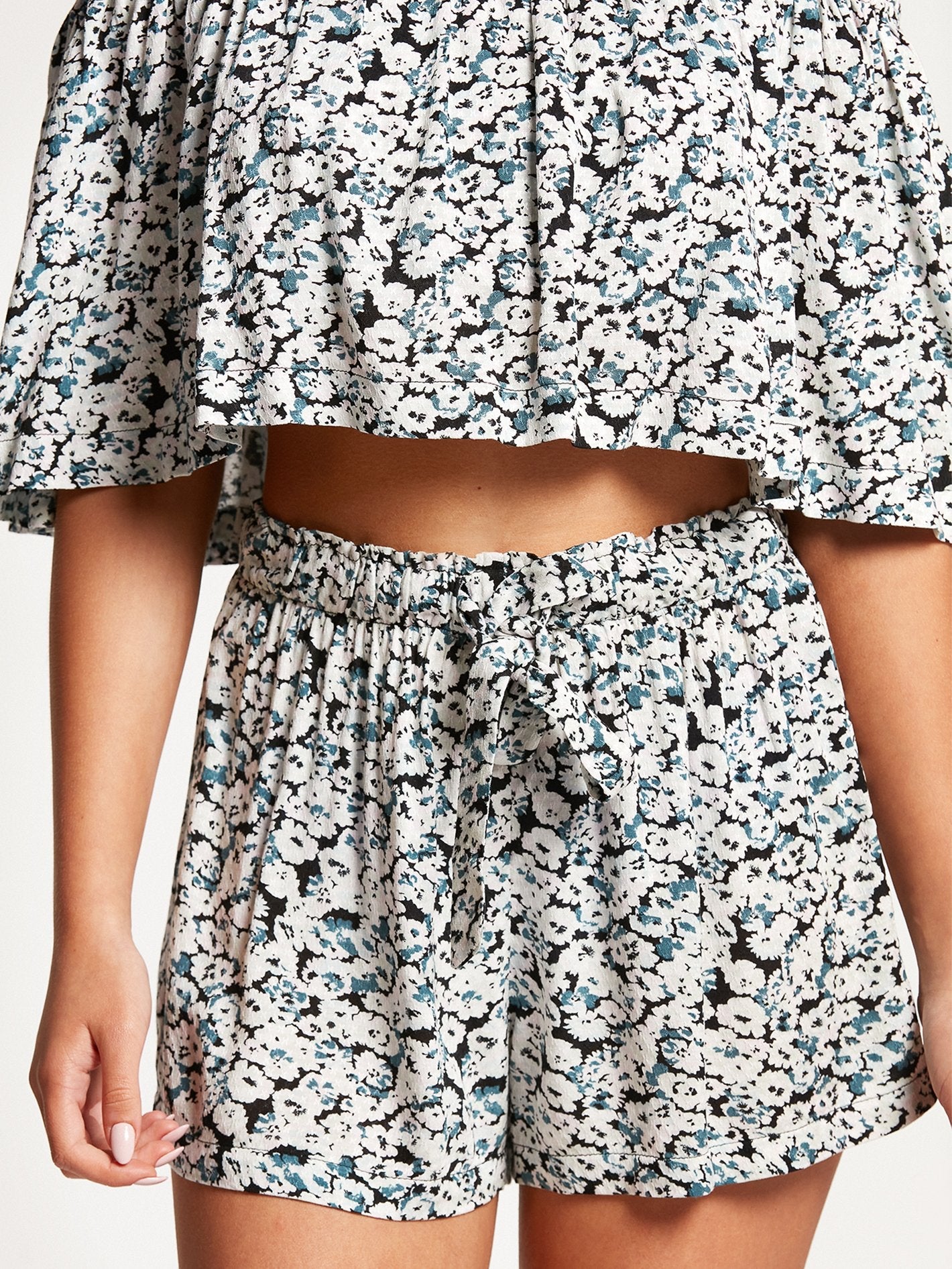 Some Thyme Shorts – Schwarze Kombination