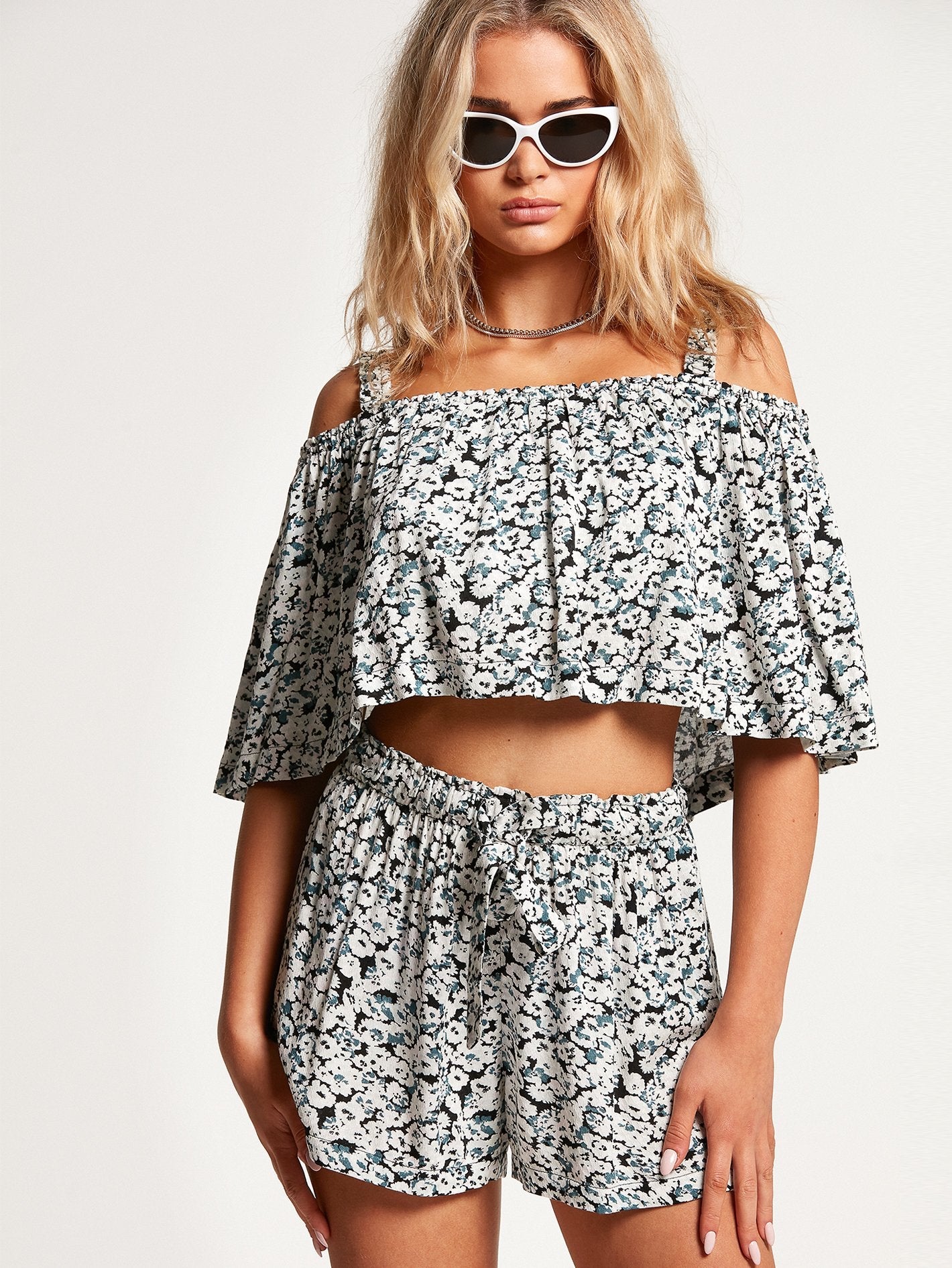 Some Thyme Shorts – Schwarze Kombination