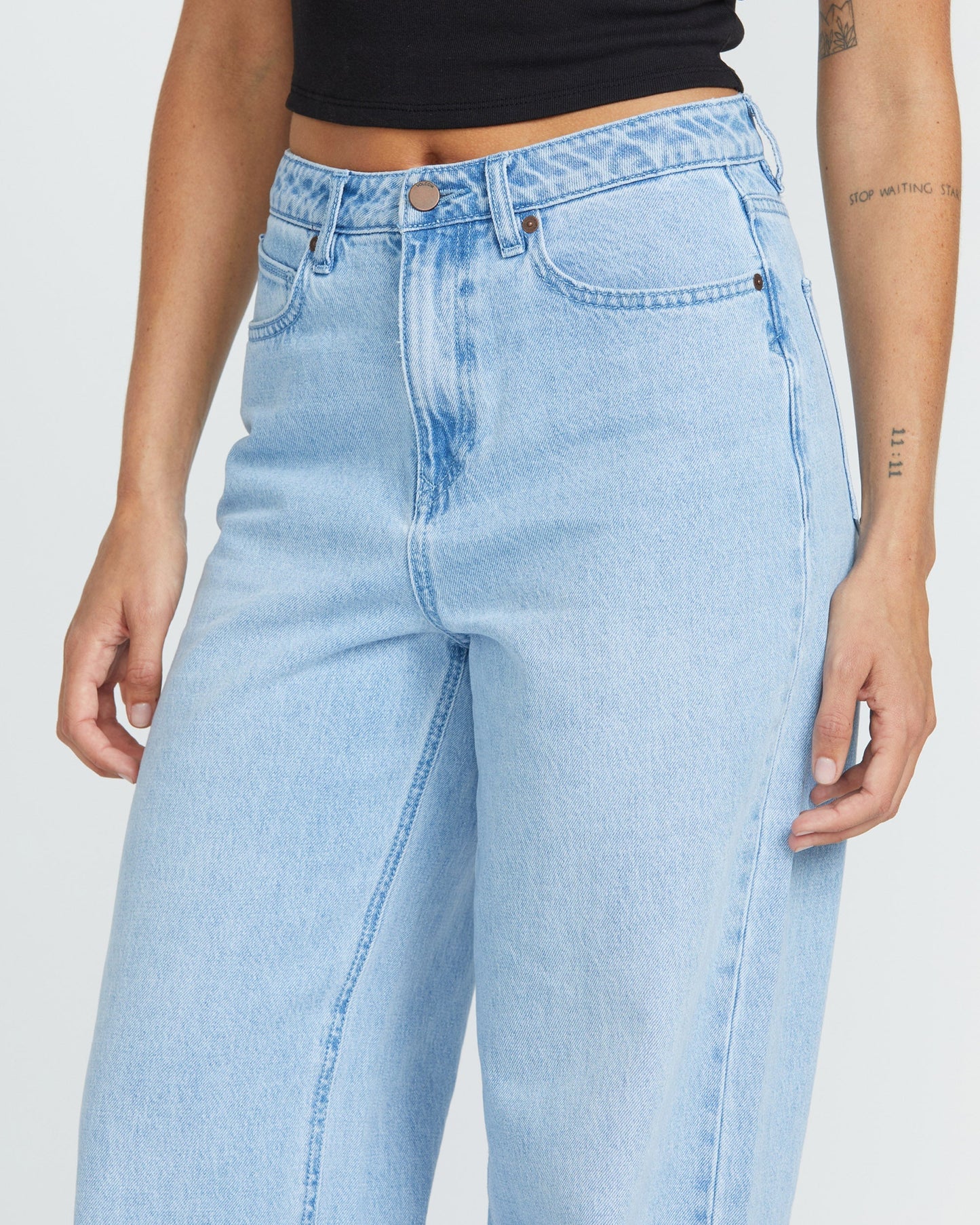 Stoned Boyfriend-Jeans mit hohem Bund – BLUE BIRD