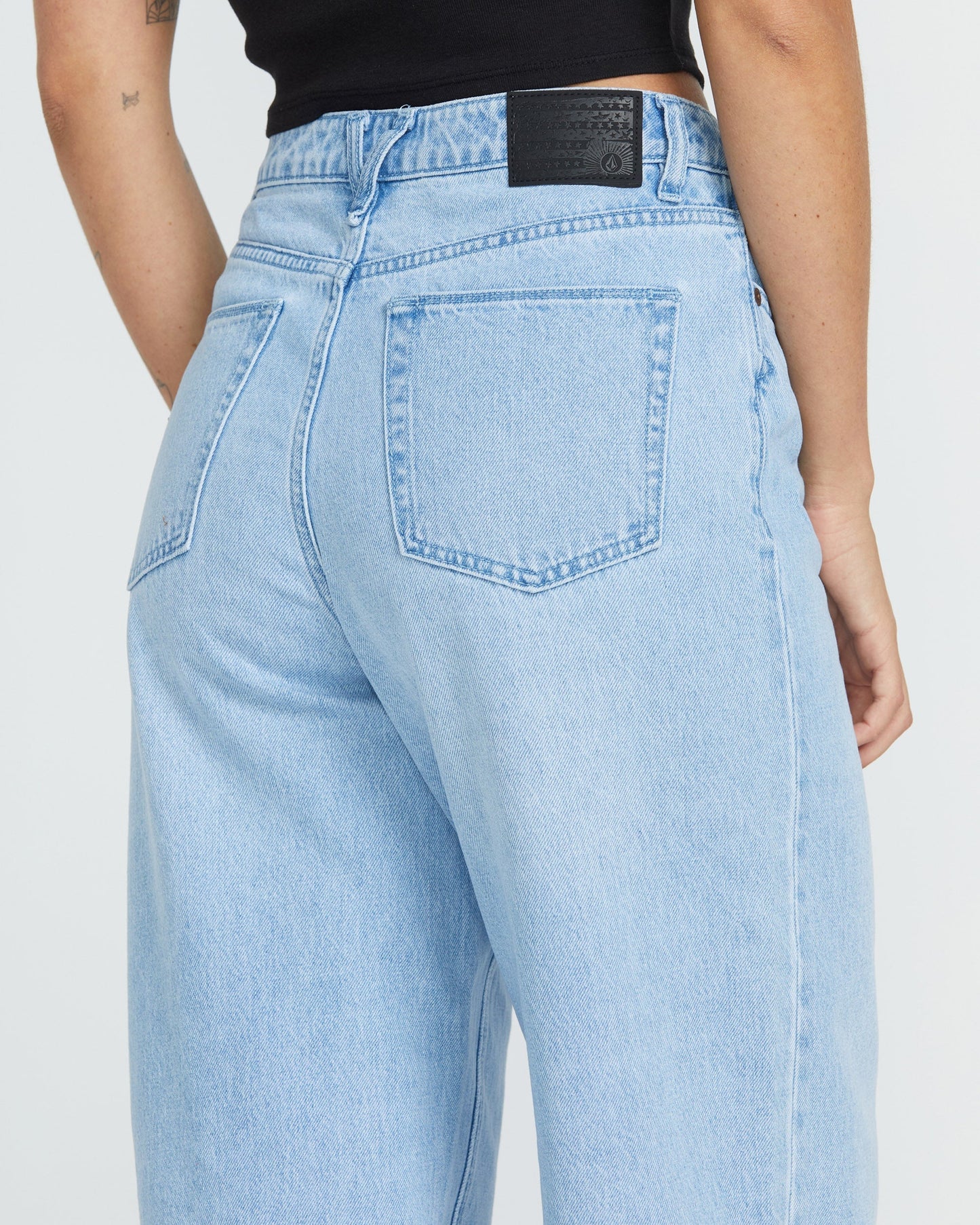 Stoned Boyfriend-Jeans mit hohem Bund – BLUE BIRD