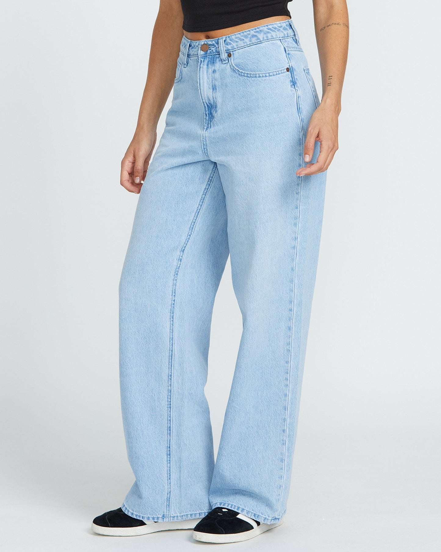 Stoned Boyfriend-Jeans mit hohem Bund – BLUE BIRD