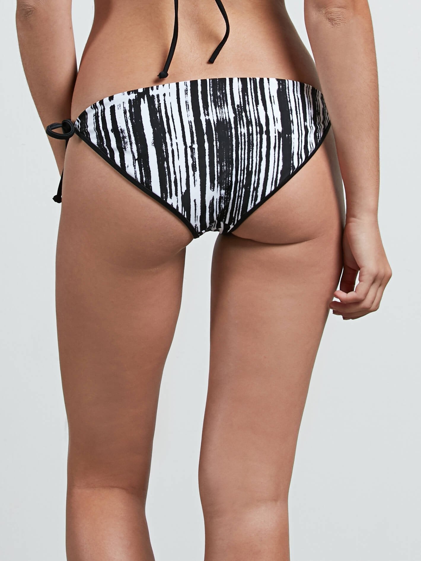 Stay Tuned Tie-Dye-Bikinihose - Schwarz